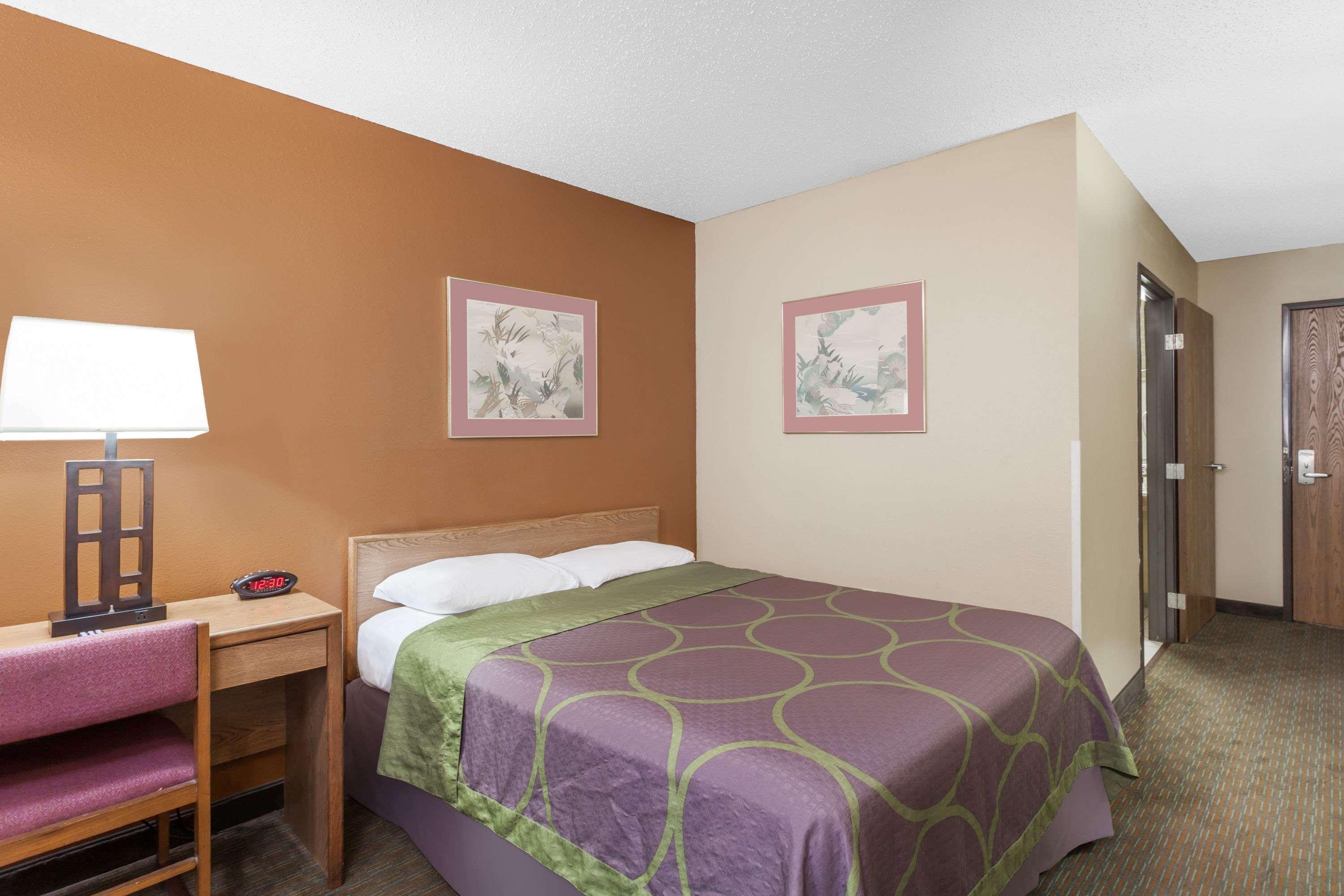 Super 8 By Wyndham Charlotte/Amusement Park Area Hotel Exterior photo